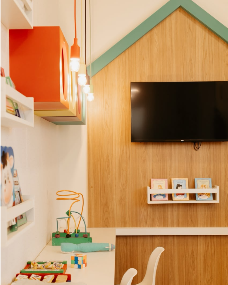 Espaço kids com TV e brinquedos